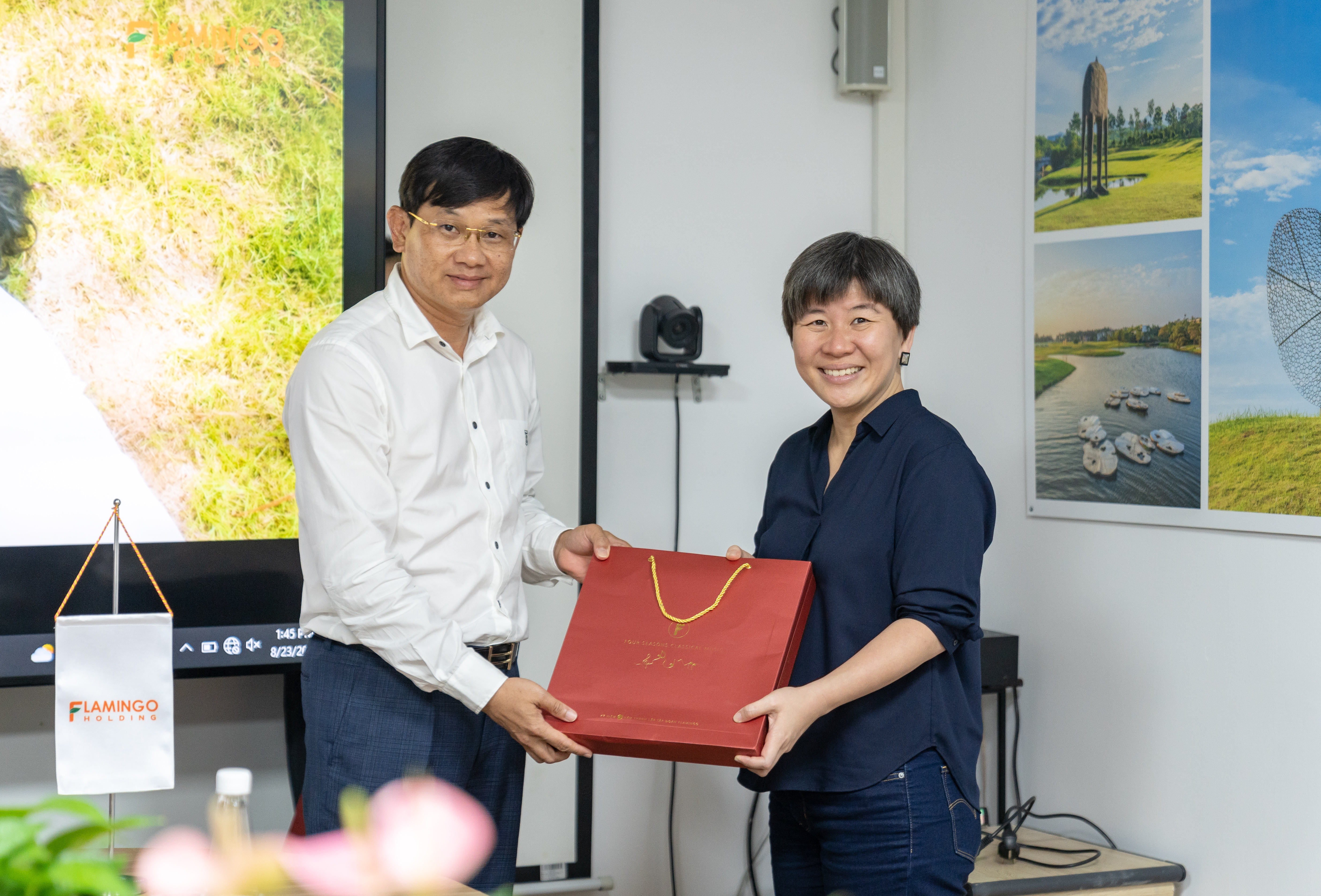 TỔNG CỤC PHÓ TỔNG CỤC DU LỊCH SINGAPORE ĐẾN THĂM VÀ LÀM VIỆC VỚI TẬP ĐOÀN FLAMINGO 